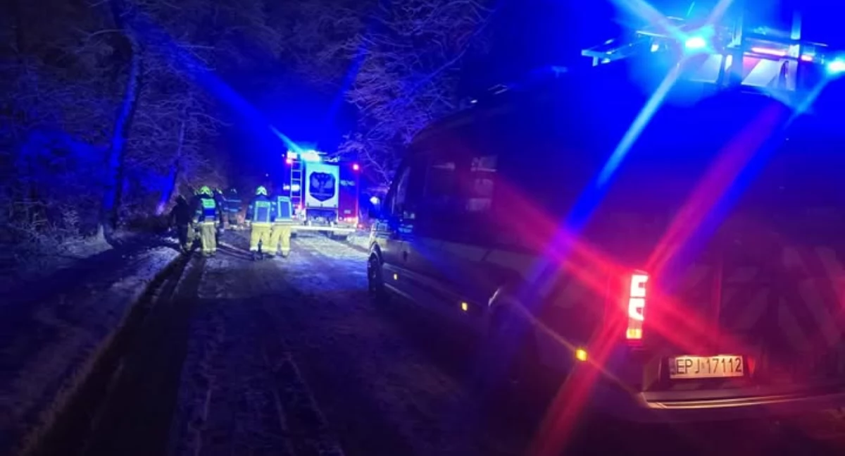 Zdjęcie z akcji usuwania powalonego drzewa w miejscowości Marcinów, gm. Sulmierzyce/fot.: OSP KSRG Sulmierzyce 