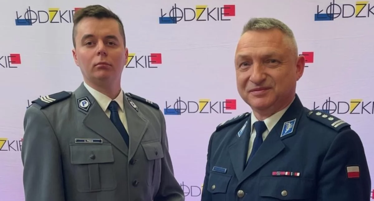Na zdjęciu po lewej stronie sierż. sztab. Adam Freus z Komendy Powiatowej Policji w Bełchatowie/fot.: KPP w Bełchatowie