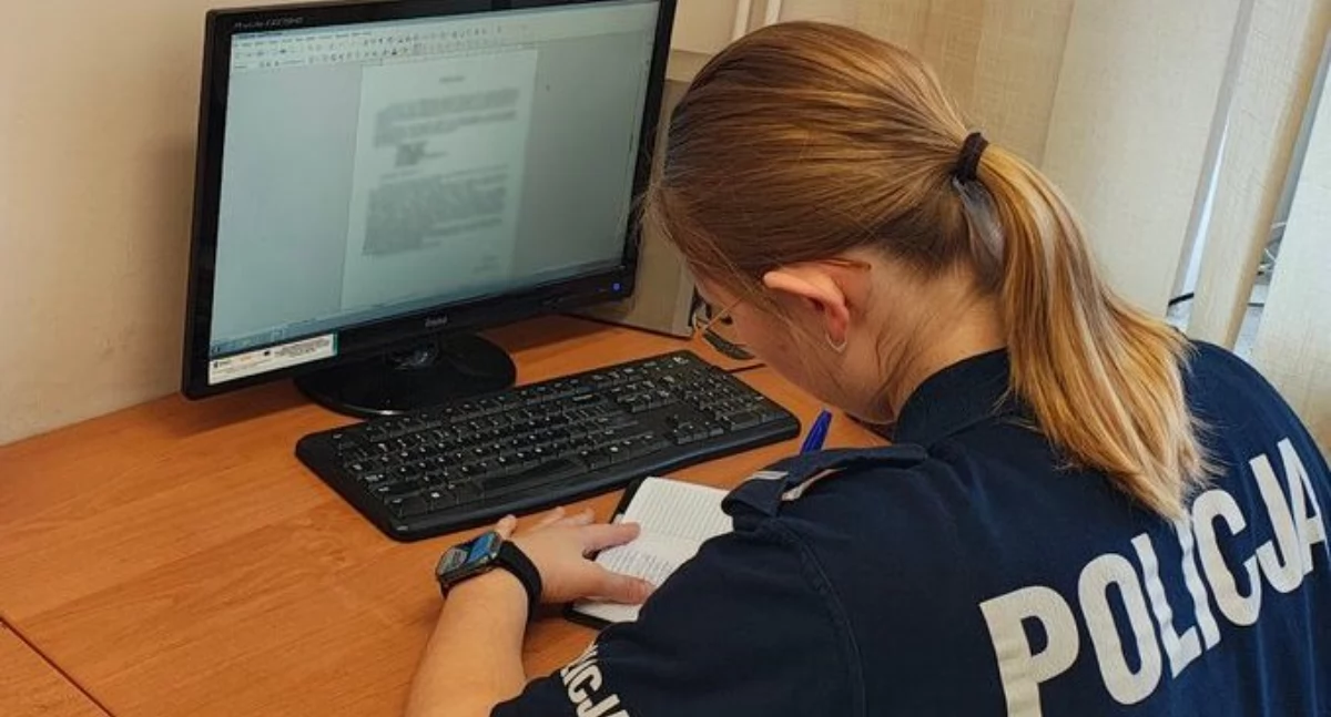 Na zdjęciu policjantka z wieruszowskiej komendy, która udzieliła pomocy poszkodowanej kobiecie / Fot. KPP Wieruszów