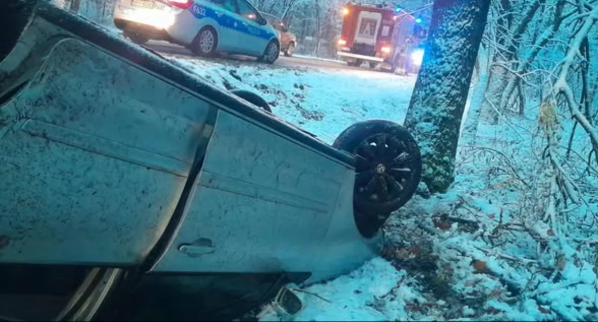 Zdjęcie z miejsca wypadku w m. Stoczki, gm. Sieradz. Nadmierna prędkość i dachowanie / fot.: OSP KSRG Chojne