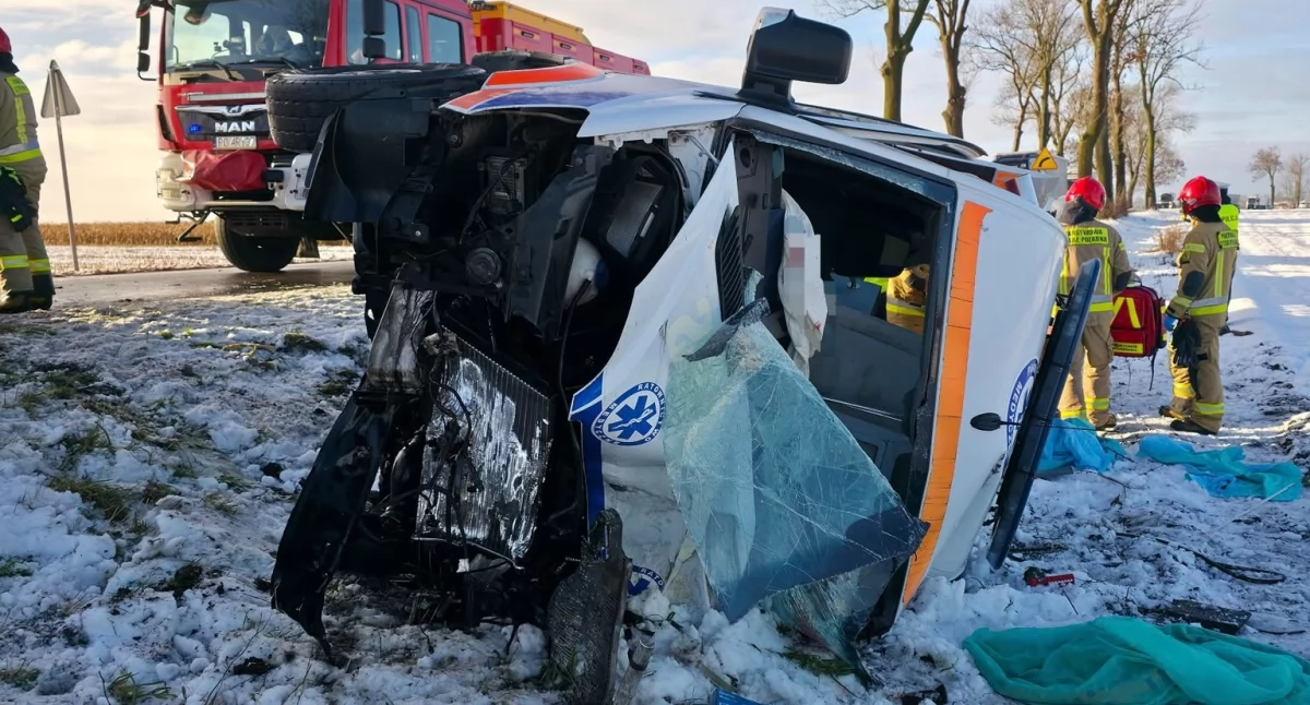 Zdjęcie z miejsca tragicznego wypadku karetki w Wielkopolsce. Dwie osoby nie żyją / fot.: OSP Damasławek