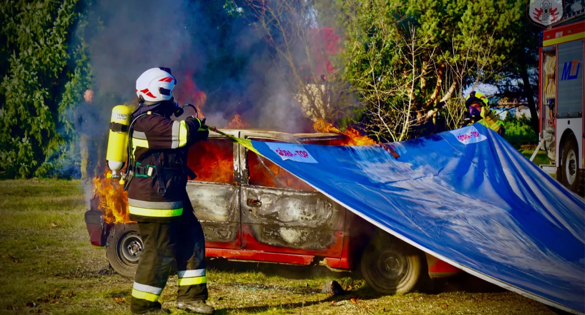 Zdjęcie z ćwiczeń z zakresu gaszenia pojazdów z użyciem płachty gaśniczej/fot.: Tymoteusz Sasin, OSP KSRG Wieluń