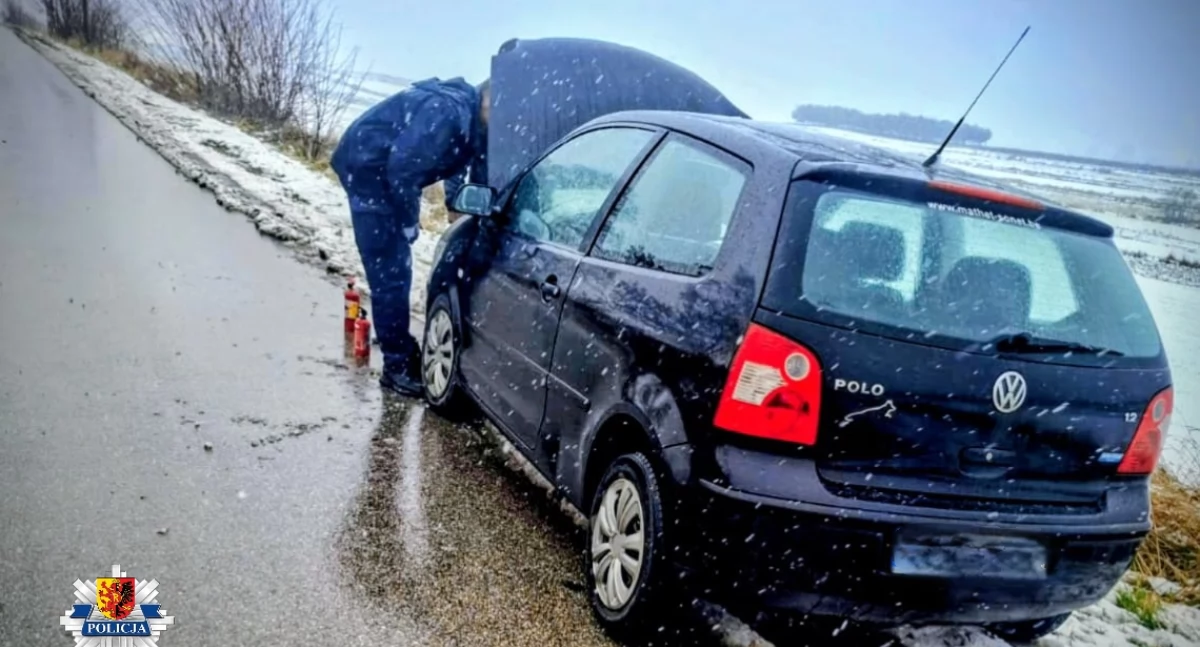 Na zdjęciu pojazd, z którego wydobywał się dym / Fot. KPP Radomsko