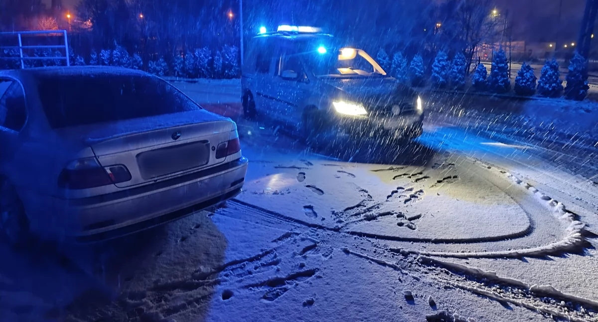 Na zdjęciu moment zatrzymania jednego z driftujących kierowców / Fot. KPP Łask