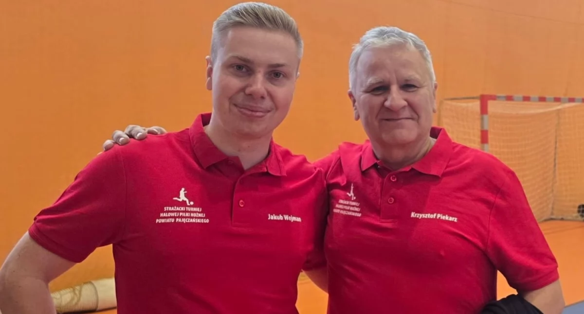 Na zdjęciu organizatorzy Strażackiego Turnieju Halowej Piłki Nożnej w powiecie pajęczańskim – Jakub Wejman, radny Rady Powiatu Pajęczańskiego oraz druh Krzysztof Piekarz z Zarządu Oddziału Powiatowego Związku OSP RP w Pajęcznie/ fot. Facebook Jakub Wejman – Radny Rady Powiatu Pajęczańskiego 