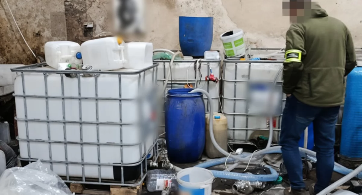 Na zdjęciu moment odnalezienia miejsca nielegalnej produkcji alkoholu / Fot. KAS Łódź 