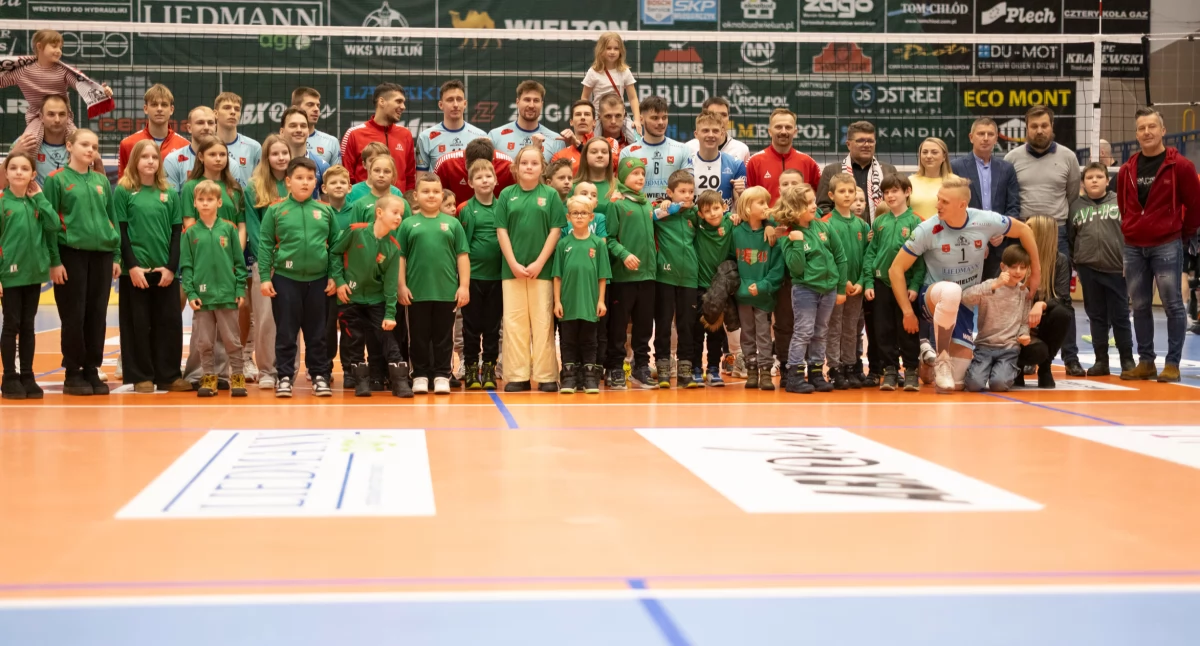 Na zdjęciu siatkarze WKSu Wieluń z młodymi piłkarzami LKSu Orion Olewin, a także sponsorami czy władzami miasta/fot. Martyna Preś (wszystkie)