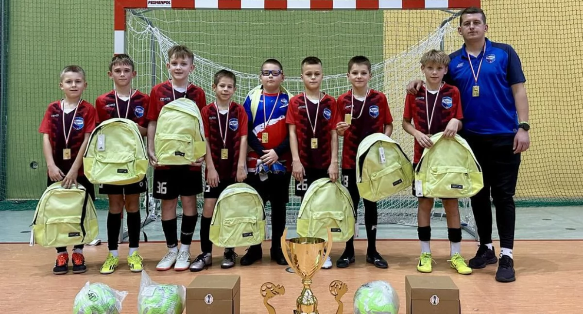Na zdjęciu Akademia Sportu Pajęczno, zwycięzcy turnieju piłkarskiego o Puchar Prezydenta Sieradza w roczniku 2014/fot. Akademia Sportu Pajęczno 
