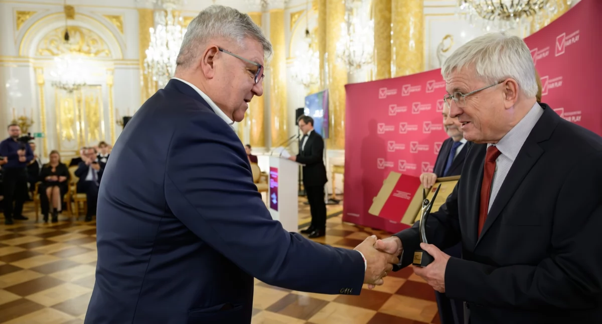 Zdjęcie z gali wręczenia prestiżowych nagród biznesowych Przedsiębiorstwo Fair Play w Biznesie 2025. Cementownia Warta S.A. nagrodzona dwoma wyróżnieniami / fot.: archiwum Cementownia Warta S.A.
