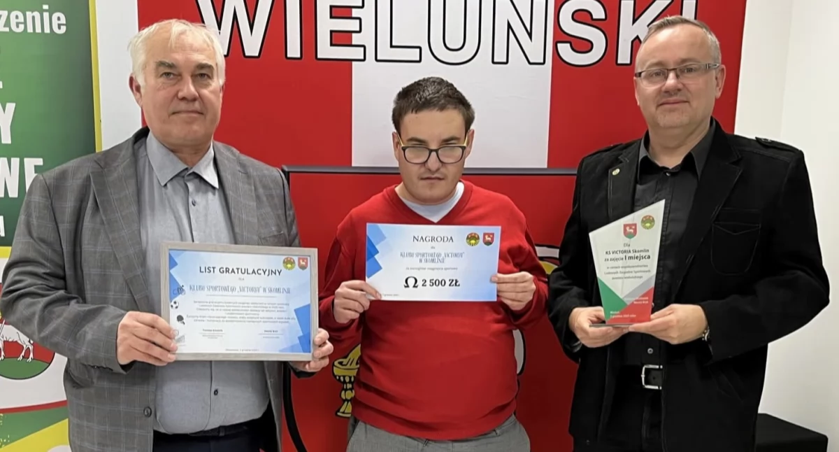 Na zdjęciu ludzie tworzący Victorię Skomlin, od lewej: prezes klubu Adam Spodymek wraz z synem oraz trener grup młodzieżowych skomlińskiego klubu – Damian Orłowski/fot. KS Victoria Skomlin 