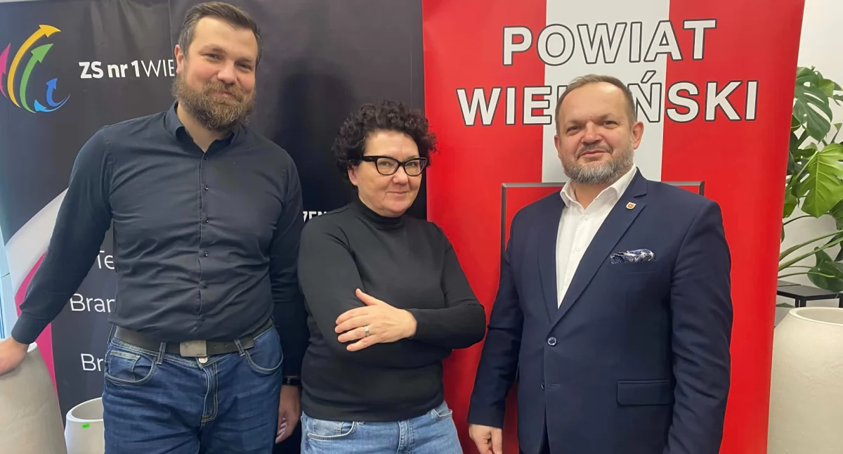 Na zdjęciu wicestarosta powiatu wieluńskiego Krzysztof Dziuba, dyrektor ZS1 w Wieluniu Elżbieta Urbańska-Golec oraz starosta Maciej Bryś/fot.: Iwona Domagała
