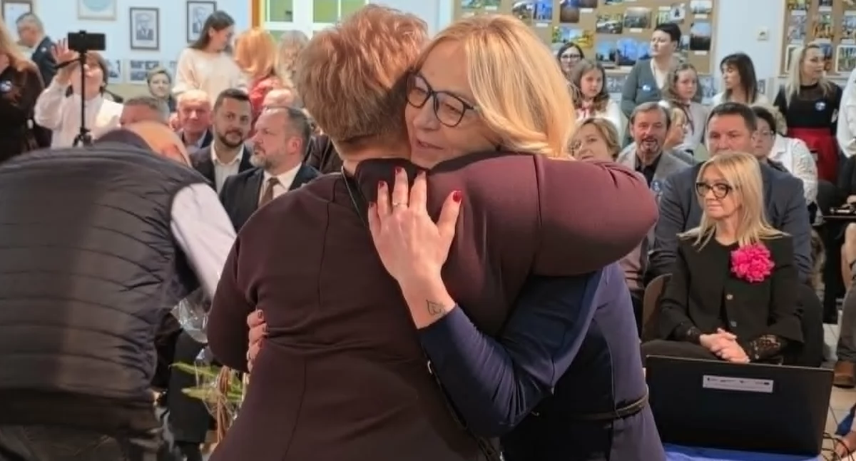 Zdjęcie z uroczystego jubileuszu 100-lecia Szkoły Podstawowej im. Jana Pawła II w Rychłocicach (gm. Konopnica, pow. wieluński) / fot.: Sławomir Rajch