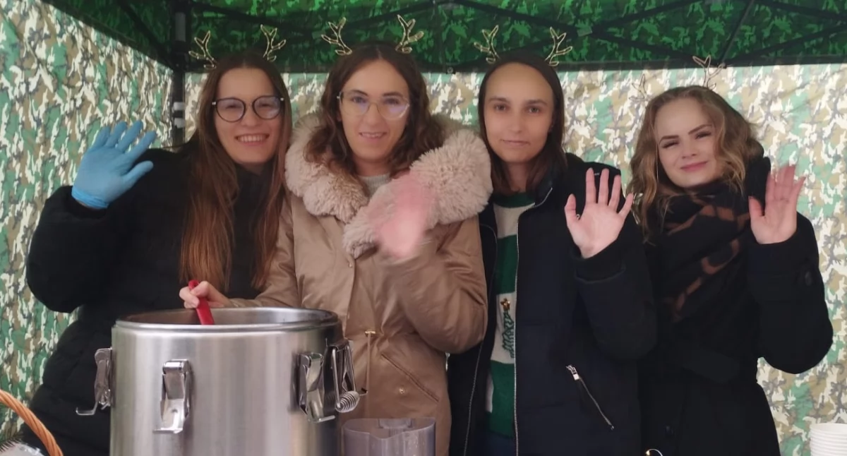 Na zdjęciu mieszkańcy gminy Siemkowice wspólnie ubierają choinkę przed urzędem / fot.: Joanna Major