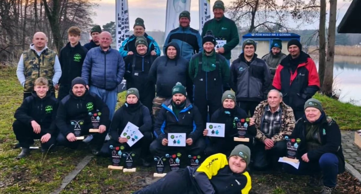 Na zdjęciu rywalizujące ze sobą wędkarskie drużyny nad zbiornikiem Winek – Stowarzyszenie Wędkarskie Jazgarz Sulmierzyce oraz bełchatowski Simek Feeder Team /fot. Facebook Stowarzyszenie Wędkarskie Jazgarz Sulmierzyce (wszystkie)