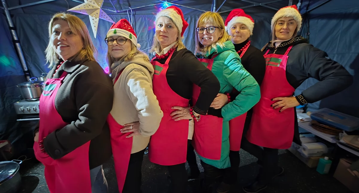 Uśmiechnięta ekipa KGW na Jarmarku Bożonarodzeniowym w Lututowie. Koła Gospodyń Wiejskich zadbały o bogatą strefę gastronomiczną wydarzenia /fot. Sławomir Rajch