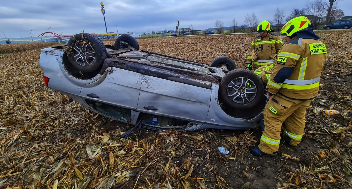 Zdjęcie z miejsca wypadku w Chojnach. Dachował samochód osobowy / fot.: OSP KSRG Chojny