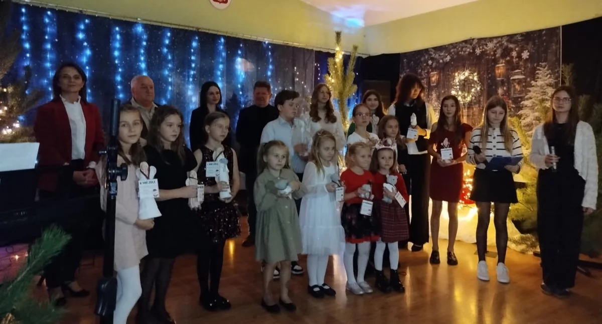 Laureaci i jurorzy II Gminnego Festiwalu Piosenki Świątecznej. Młodzi artyści z gminy Działoszyn odebrali nagrody podczas uroczystego finału w Raciszynie /fot. Facebook ZSP w Raciszynie ze Szkołą Filialną w Kolonii Lisowice