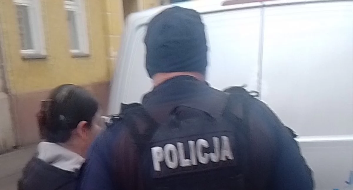 Zdjęcie z zatrzymania poszukiwanej 58-latki przez policjantów w Wołczynie / fot.: KPP w Kluczborku