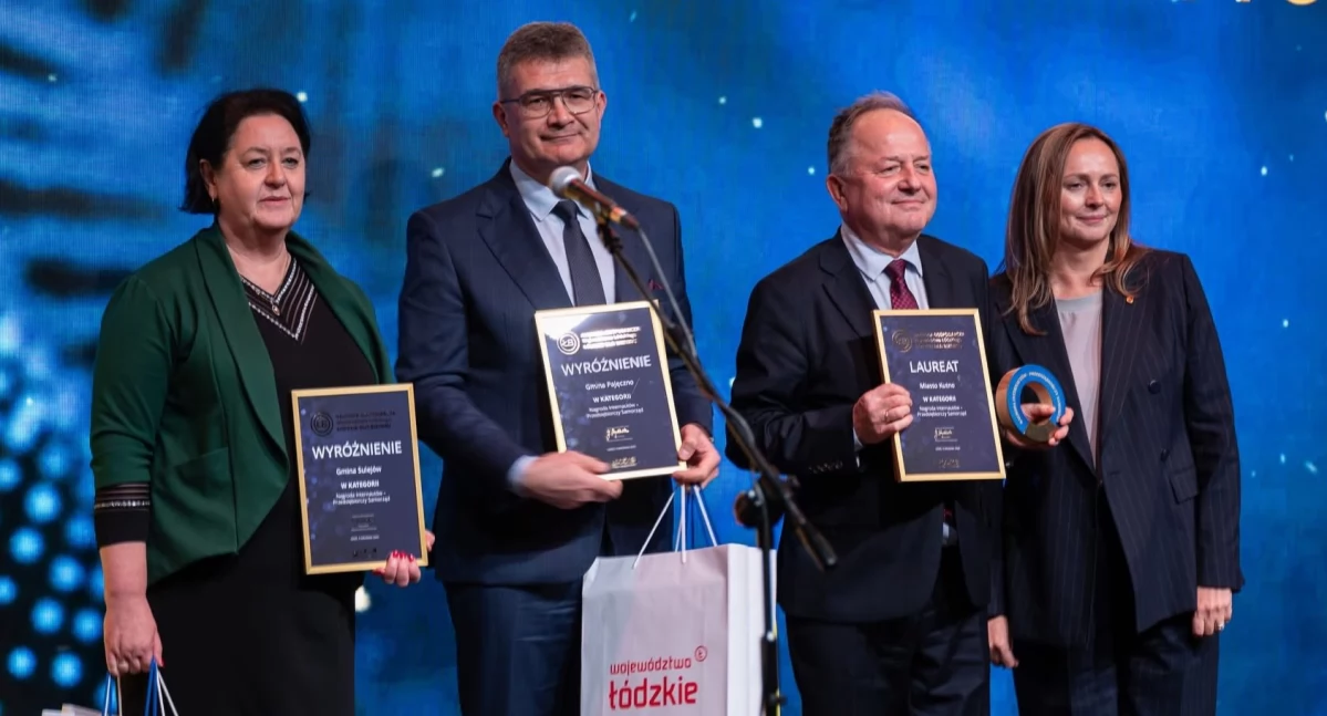 Zdjęcie z uroczystej gali wręczenia nagród gospodarczych „Łódzkie dla biznesu” 2025. Wyróżnienie dla gminy Pajęczno w kategorii Przedsiębiorczy Samorząd / fot.: Urząd Miejski w Pajęcznie
