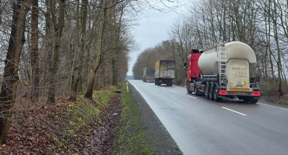 Zdjęcie odcinka DW 486 Działoszyn – Szczyty w powiecie pajęczańskim, gdzie niedługo rozpocznie się inwestycja drogowa za 55 milionów / fot.: Sławomir Rajch