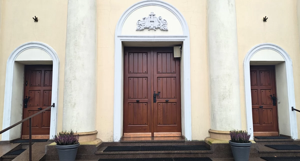 Nowe oblicze zabytkowej świątyni w Rudnikach. Galeria prezentuje szczegóły wykonania stolarki drzwiowej oraz elementy odnowionego instrumentu organowego po zakończeniu inwestycji /:.fot Facebook Gmina Rudniki
