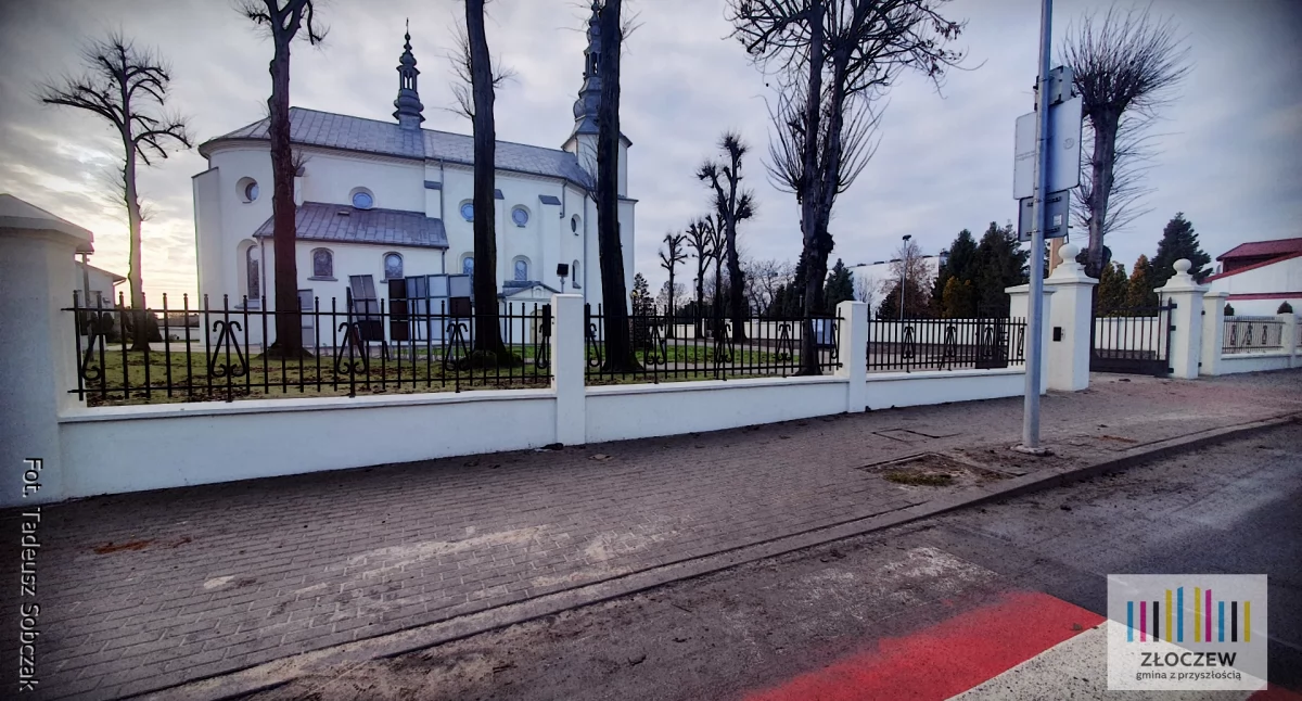 Zakończono prace remontowe przy ogrodzeniu kościoła św. Andrzeja Apostoła. Odnowiony parkan jest już wizytówką centrum Złoczewa. /fot:. Facebook Złoczew Gmina