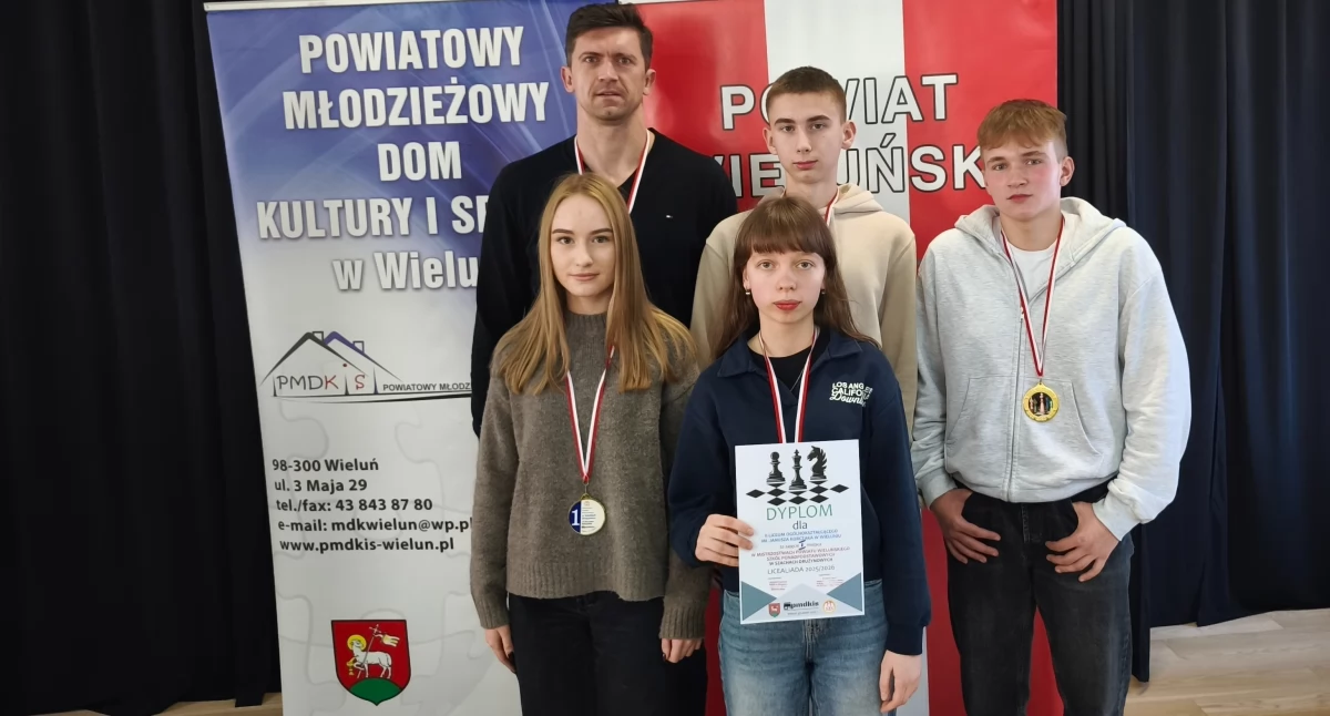 Na zdjęciu zwycięzcy szachowych Mistrzostw Powiatu Wieluńskiego – uczniowie II Liceum Ogólnokształcącego im. Janusza Korczaka wraz z opiekunem i nauczycielem Błażejem Karasiakiem / fot.  SZS w Wieluniu 
