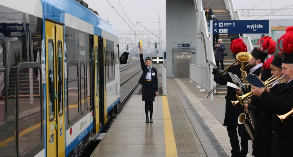 Zdjęcie z inauguracyjnego przejazdu pociągu pasażerskiego ze Śląska do stacji Chorzew Siemkowice. Uroczyste powitanie taboru na stacji Działoszyn / fot.: archiwum Urzędu Miejskiego w Działoszynie