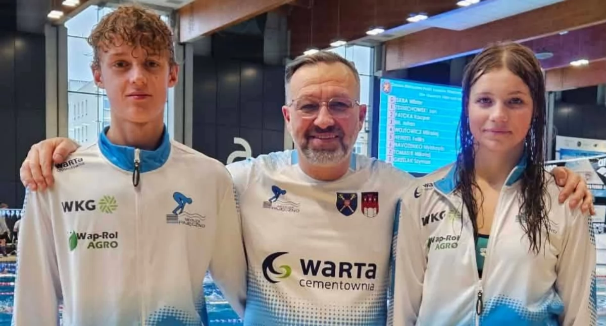 Na zdjęciu pływacy Meduzy Pajęczno wraz z trenerem Pawłem Wolskim/ fot. Meduza Pajęczno 