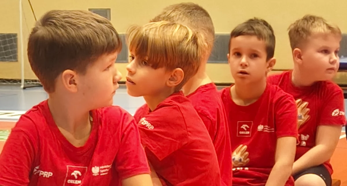 Na zdjęciu mali sportowcy z Zespołu Szkolno – Przedszkolnego, któremu szefuje Wojciech Psuja – pomysłodawca turnieju Krzyworzeka Cup / fot. Łukasz Płuciennik (wszystkie)