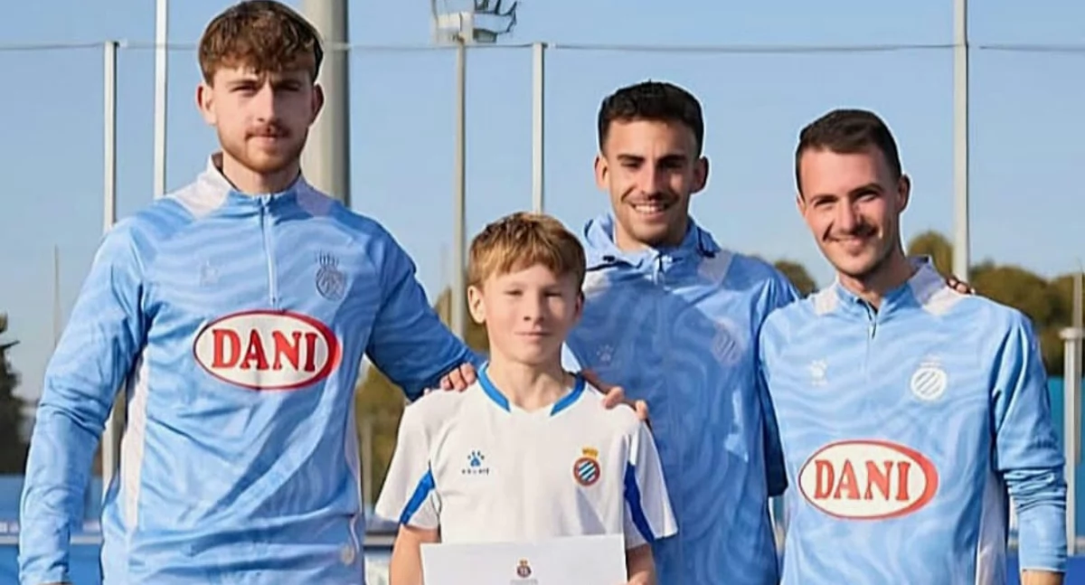 Na zdjęciu Maurycy Kucharczyk z trenerami Espanyolu Barcelona /fot. FUTVALLEY (wszystkie)