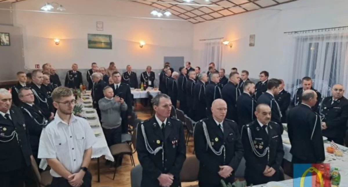 Druhowie z Gminy Czarnożyły oraz OSP Masłowice podczas wigilijnej wieczerzy w remizie w Stawie. Spotkanie było okazją do integracji, wspólnego kolędowania i złożenia świątecznych życzeń. /fot. Gmina Czarnożyły