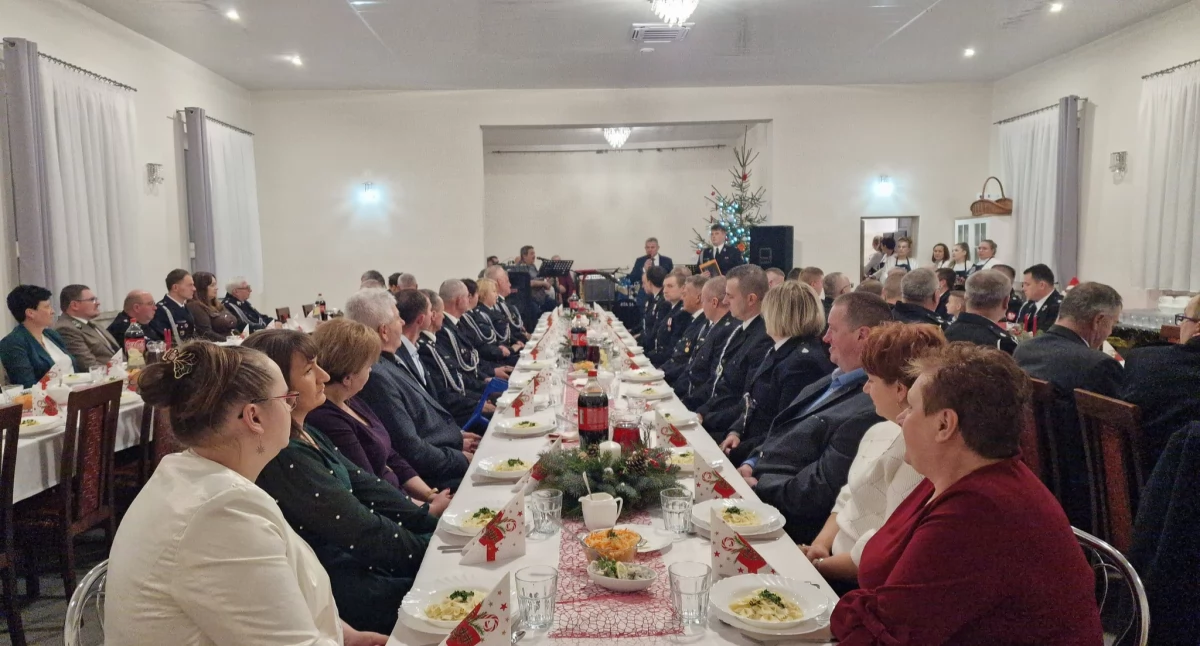 Spotkanie opłatkowe strażaków OSP z terenu Gminy Ostrówek w remizie w Woli Rudlickiej. Druhowie i samorządowcy podsumowali rok służby /fot. Facebook Gmina Ostrówek