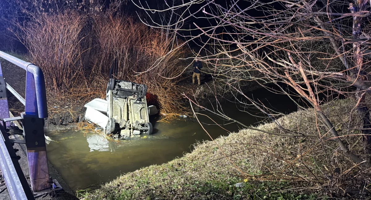 Tragiczny wypadek w Ostrowie Wielkopolskim. Samochód osobowy wpadł do rzeki Ołobok przy ul. Limanowskiego /fot:. JRG PSP Ostrów Wielkopolski