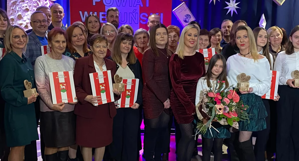 Zdjęcie z gali wręczenia wyróżnień dla wolontariuszu z powiatu wieluńskiego/fot.: Iwona Domagała