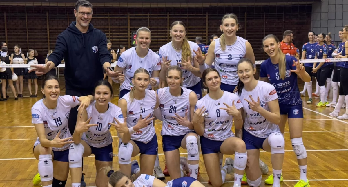 Na zdjęciu siatkarki Klubu Sportowego Pajęczno po zwycięskim meczu z Płomieniem Sosnowiec/fot. Klub Sportowy Pajęczno 