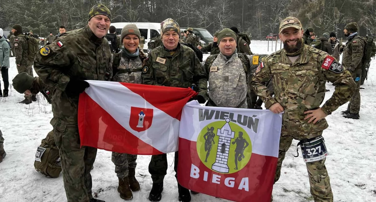 Na zdjęciu reprezentanci Stowarzyszenia Wieluń Biega podczas Maratonu Komandosa w Lublińcu. Od lewej: Robert Kaja, Izabela Keller, Ryszard Jeziorny, Tomasz Keller oraz Tomasz Rolnik / fot. Stowarzyszenie Wieluń Biega 