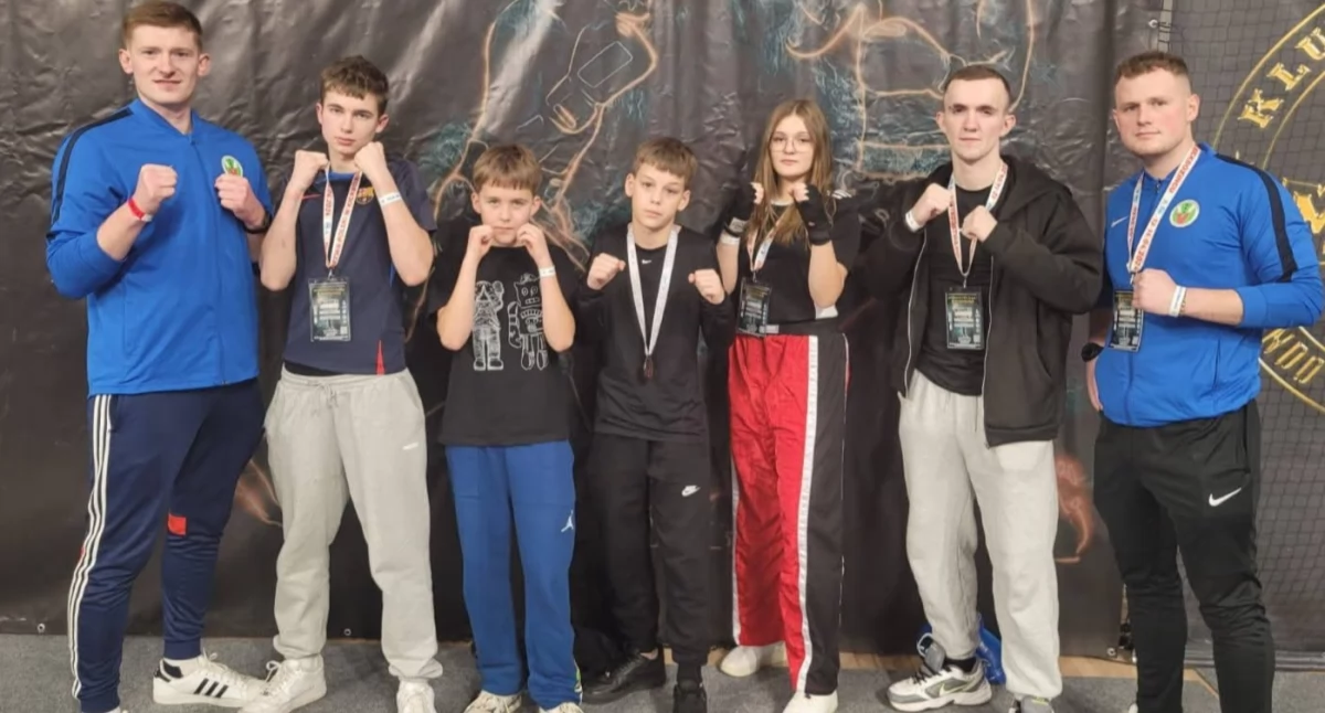 Na zdjęciu zawodnicy LKS Victorii Taekwon-do Działoszyn podczas Mistrzostw Śląska w kickboxingu wraz z trenerem Dawidem Kotynią/fot. LKS Victoria Taekwon-do Działoszyn (wszystkie)