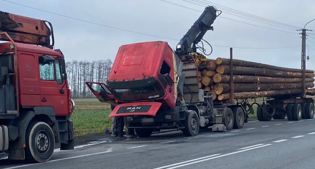 Na zdjęciu samochód ciężarowy w którym wybuchł pożar/fot.: Iwona Domagała