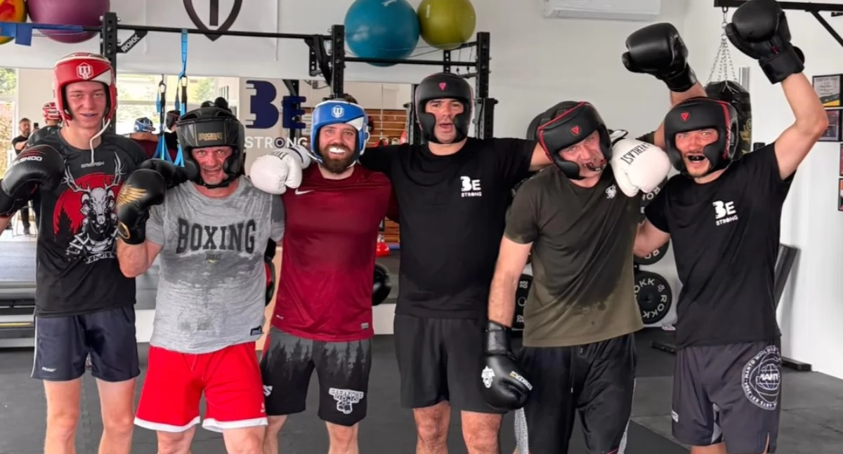 Na zdjęciu tylko część zawodników trenujących boks w grupie Kinast Boxing przy studiu treningowym Be Strong. Od lewej stoją: Filip Ladra, Jacek Antosik, trener Rafał Kinast, Nabil Tigrine (mistrz Francji amatorskiego K1), Mateusz Łebek, Bartosz Cop/fot.archiwum prywatne Mateusz Łebek 