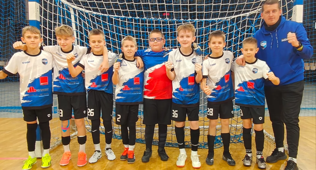 Na zdjęciu piłkarze Akademii Sportu Pajęczno w roczniku 2014 wraz z trenerem Robertem Krzypkowskim / fot. Łukasz Płuciennik 