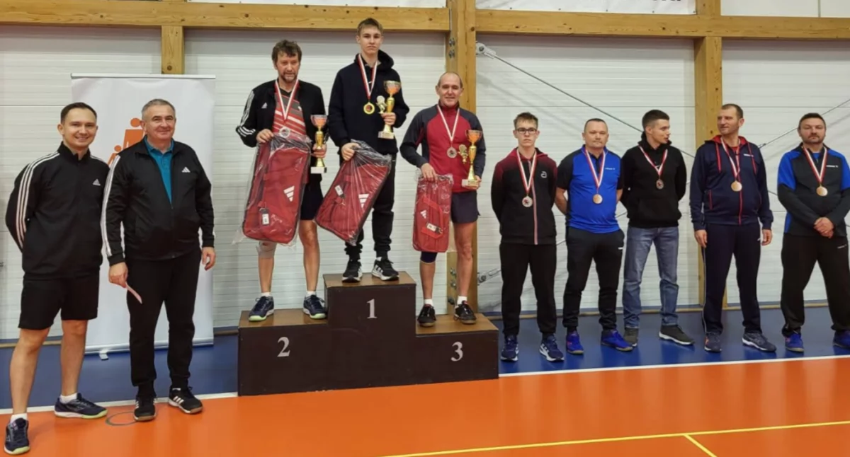 Na zdjęciu najlepsi tenisiści stołowi podczas II Otwartego Turnieju Tenisa Stołowego w Wieluniu/fot. Szkolny Klub Sportowy Aktywni ZS1 (wszystkie)