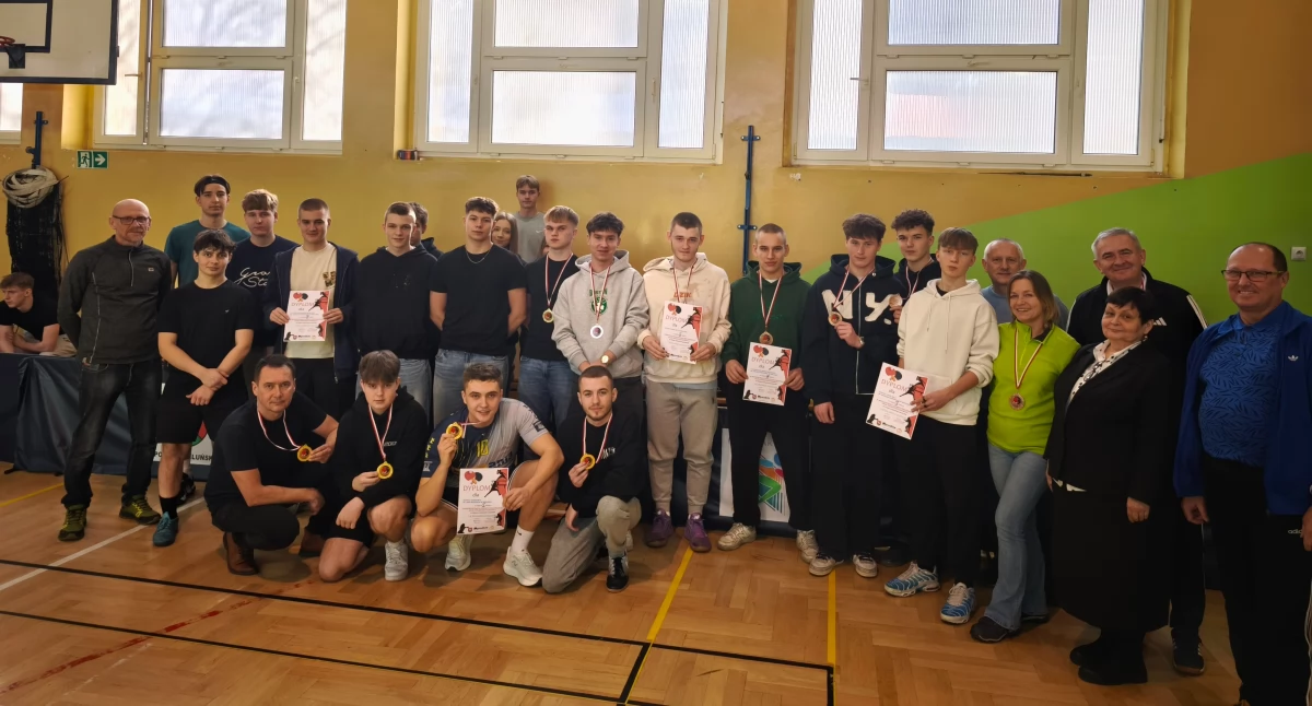 Na zdjęciu uczestnicy Mistrzostw Powiatu Wieluńskiego w tenisie stołowym / fot. SZS w Wieluniu 