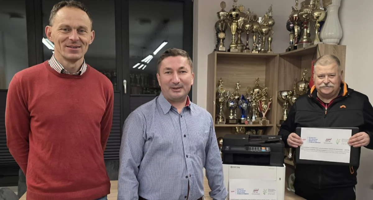 Na zdjęciu między skarbnik klubu UMKS Ostrowia Ostrówek – Łukasz Pawlik (drugi od lewej) oraz prezes klubu Edward Grzęda (trzeci od prawej) /fot.UMKS Ostrowia Ostrówek 