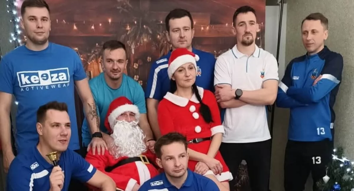 Na zdjęciu ludzie Zawiszy Pajęczno, od piłkarzy, zarządu, po prezesa Michała Sojdę (trzeci od lewej w górnym rzędzie) /fot. Łukasz Płuciennik, Zawisza Pajęczno 