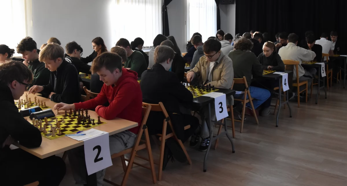 Na zdjęciu uczestnicy mistrzostw województwa łódzkiego w szachach drużynowych, które rozgrywane były w Powiatowym Młodzieżowym Domu Kultury i Sportu w Wieluniu/fot. SZS w Wieluniu 