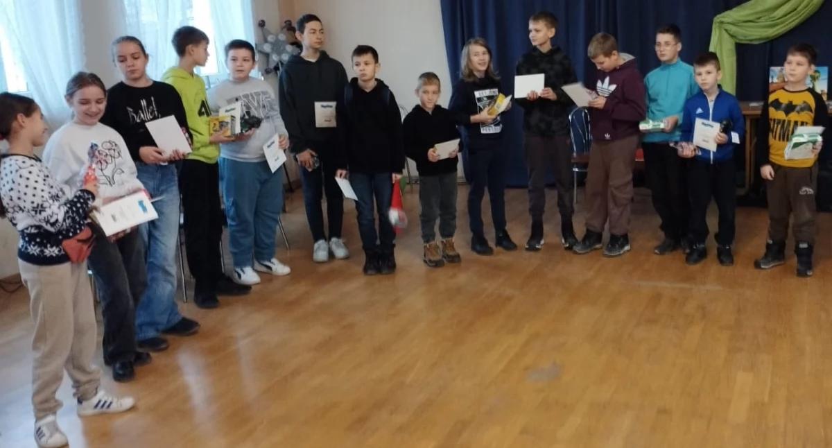 Młodzi adepci „królewskiej gry” podczas zmagań w sali OSP w Krzyworzece. Mikołajkowy Turniej Szachowy Juniorów zgromadził czołowych młodych zawodników z gminy Mokrsko /fot:. Facebook Biblioteka Publiczna Mokrsko
