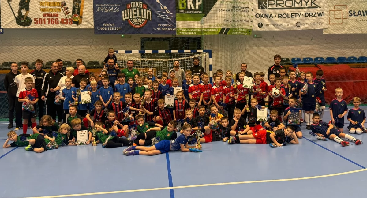 Na zdjęciu uczestnicy 10. edycji Turnieju Charytatywnego Łączy Nas Sport. Dbaj o zdrowie /fot. Łukasz Płuciennik (wszystkie)
