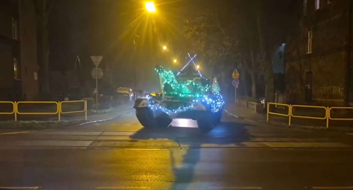Udekorowany lampkami i łańcuchami czołg Leopard 1 wyjechał na ulice Zabrza, wzbudzając sensację wśród kierowców /fot. Facebook