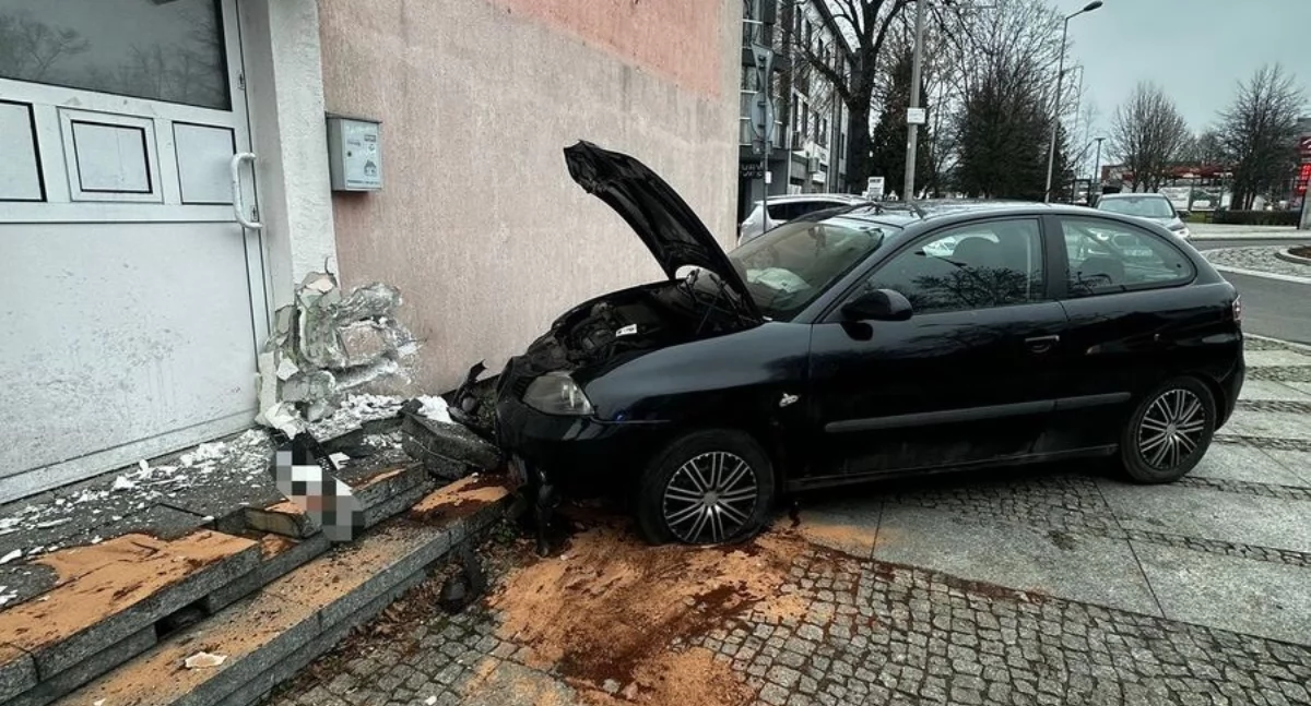 Na zdjęcie seat, który wjechał w ścianę budynku / Fot. KPP Bełchatów